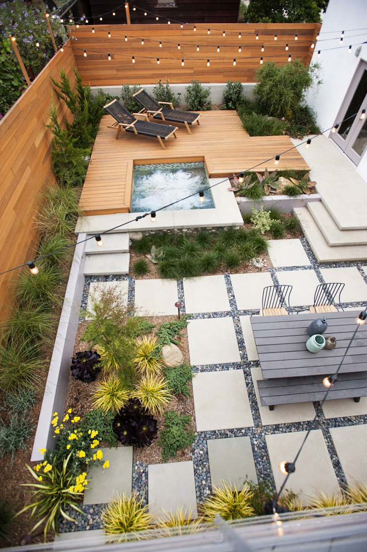 jardin design contemporain -bain à remous-clôture-bois-déco-galets-guirlandes-lumineuses